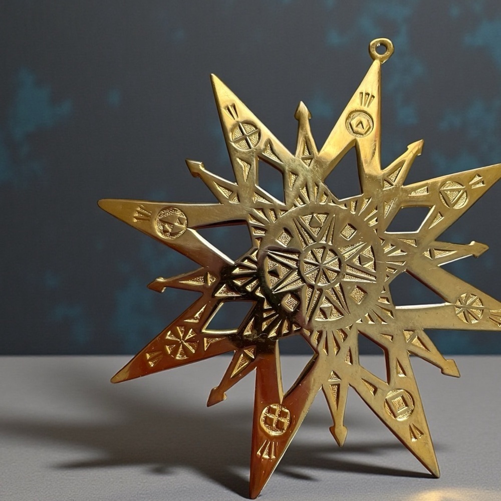 Metropolitan Museum of Art star ornament, brass with gold plate, vintage 1974